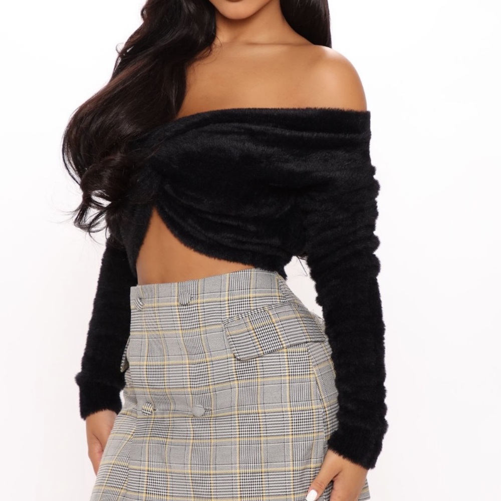 Super fluffy black sweater with twist